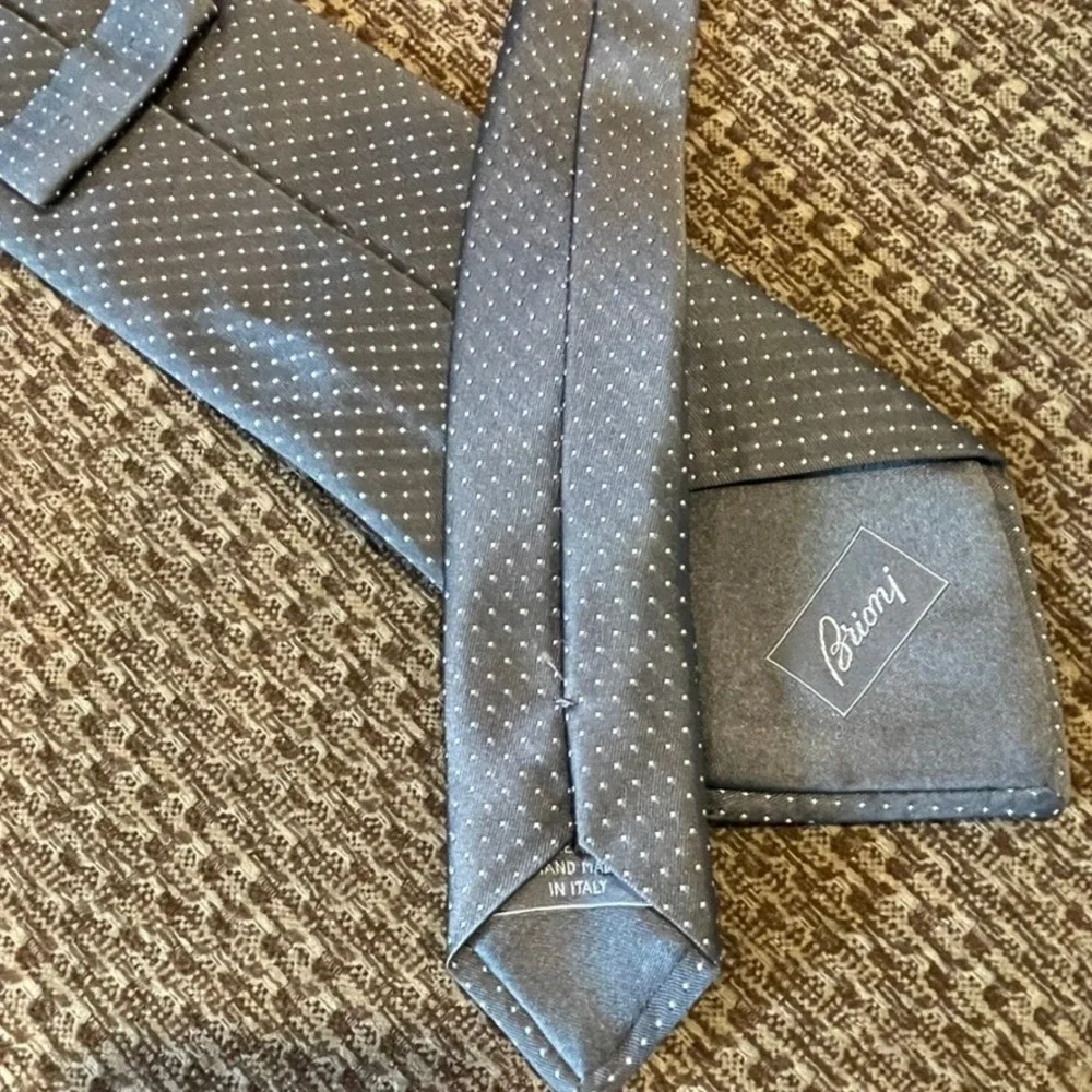 Brioni Silk Necktie Mens Gray Polka Dot Formal Quiet Luxury Handmade Italy 3.5